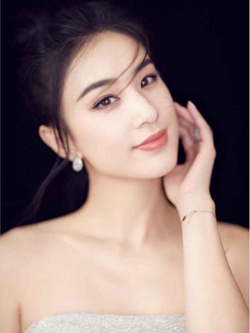 黄圣依（Eva Huang），1983年2月11日出生于上海市徐汇区，中国内地女演员、歌手、出品人、商人。2005年毕业于北京电影学院表演系。
2003年出演首部电视剧《红苹果乐园》。2004年凭借电影《功夫》被观众熟知；2005年主演电影《猛龙》。2007年主演电视剧《天仙配》。2008年发行专辑《黄圣依同名专辑》。2009年发行专辑《选美everyday》；同年与杨幂、刘亦菲、王珞丹被评为内地“四小花旦”。2011年主演电影《白蛇传说》在国内外上映，获得了全球票房榜周冠军。2013年主演电视剧《第22条婚规》；同年发行专辑《Facing Love》。2015年出演电影《冰封：重生之门》。2021年特别出演的《岁岁青莲》及主演的电视剧《少帝康熙》将播出。